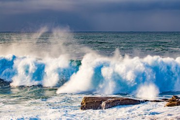Big Wave Surfing Ben Buckler by @hotndelicious